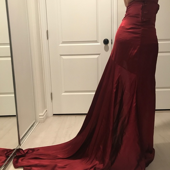 Red gown - Picture 7 of 7